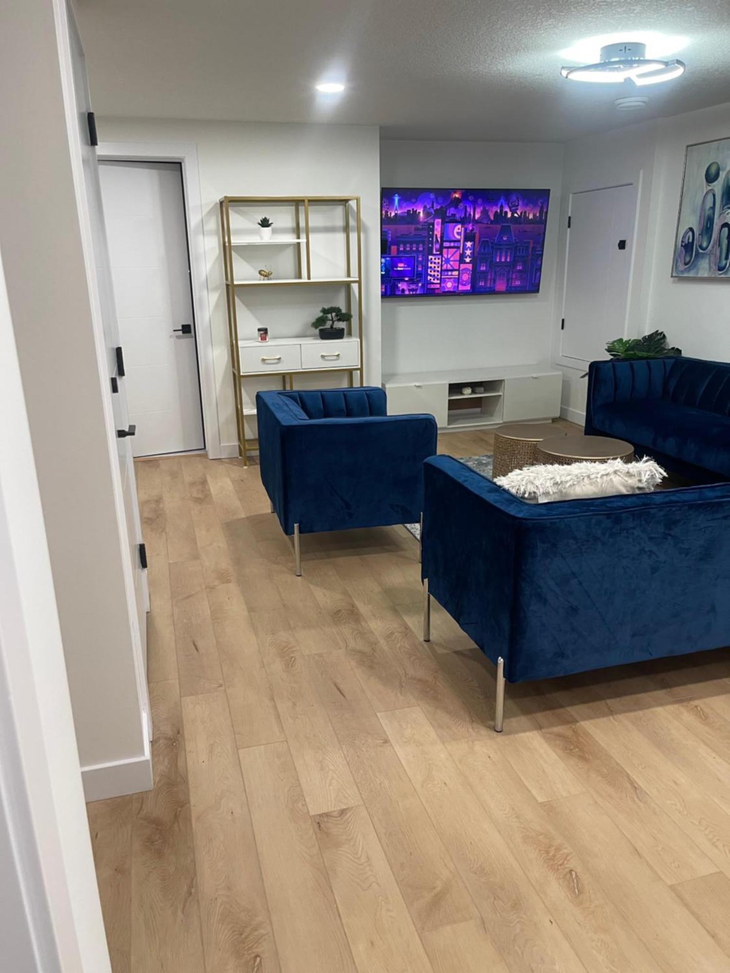 Stylish 2 Bedroom Suite In Sw Edmonton Close To Windermere And Edmonton International Airport エクステリア 写真