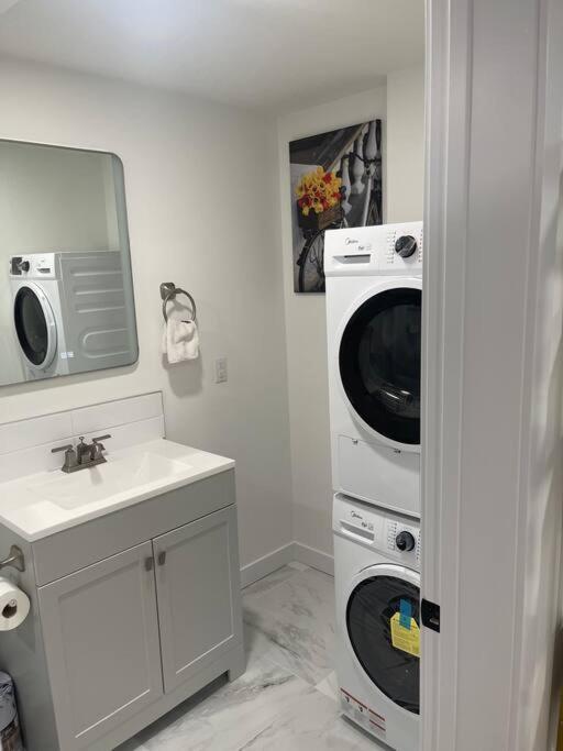 Stylish 2 Bedroom Suite In Sw Edmonton Close To Windermere And Edmonton International Airport エクステリア 写真