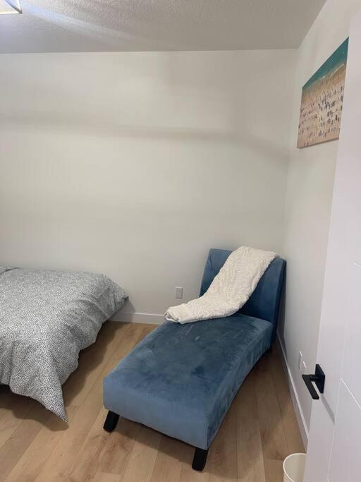 Stylish 2 Bedroom Suite In Sw Edmonton Close To Windermere And Edmonton International Airport エクステリア 写真